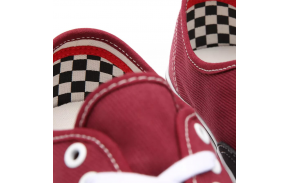Skate shoes VANS Authentic Pomegranate - Gros plan