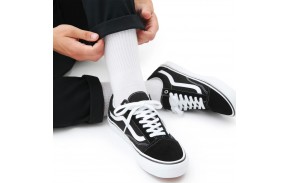 Skate shoes VANS Old Skool Noir/blanc portées