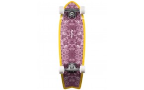 YOW Pinfish 28″ × 8.5″ Surf Cruiser – vue dessous avec trucks et roues