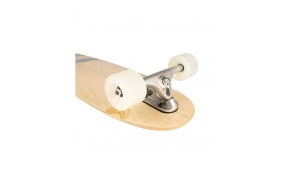 Detalle de las ruedas, los trucks Paris y el deck Arbor Cross Step Foundation.