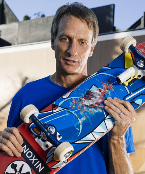 Tony Hawk avec un skate Birdhouse