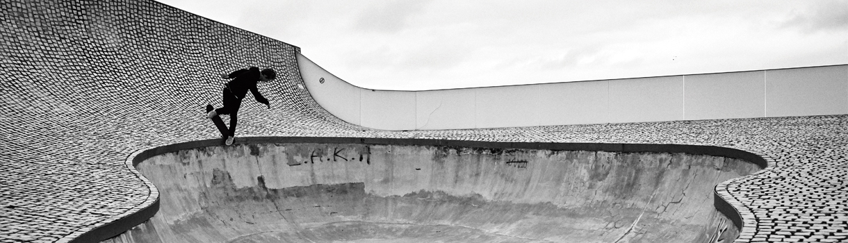 Bowl skateboarding in una vera piscina