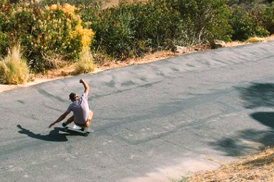 Ein großer Slide beim Freeriden Longboard